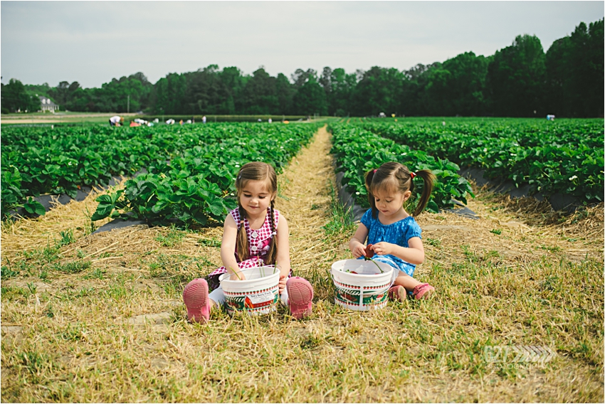 Little-girls-at-the-berry-farms