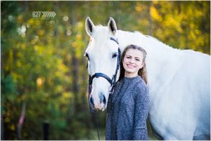 senior portraits with horse