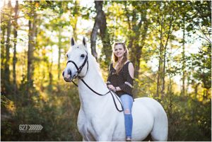 senior portraits with horse in the woods