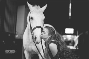 senior portraits with horse kiss