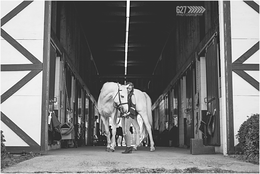 senior portraits with horse at barn