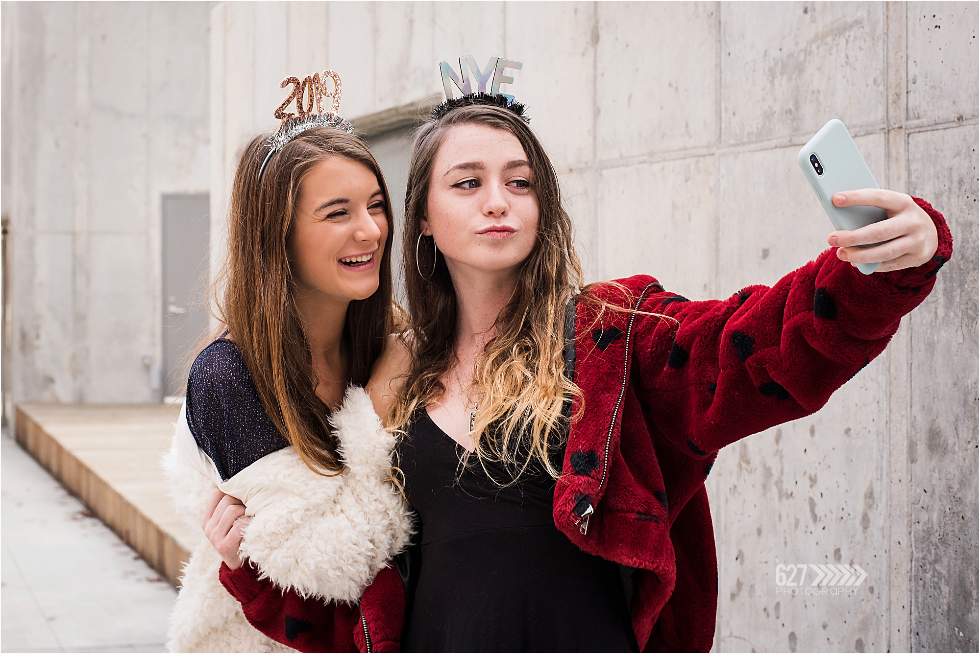 senior girls selfie